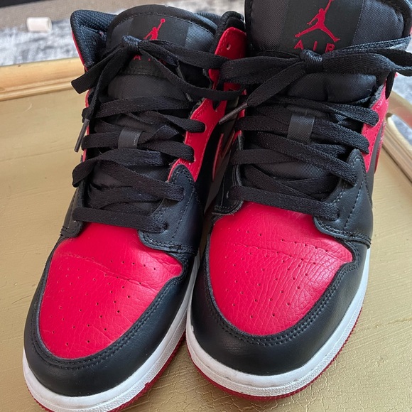 Nike Air Jordan 1 Mid “Banned 20/20” color way Black Red Retro Shoes no box